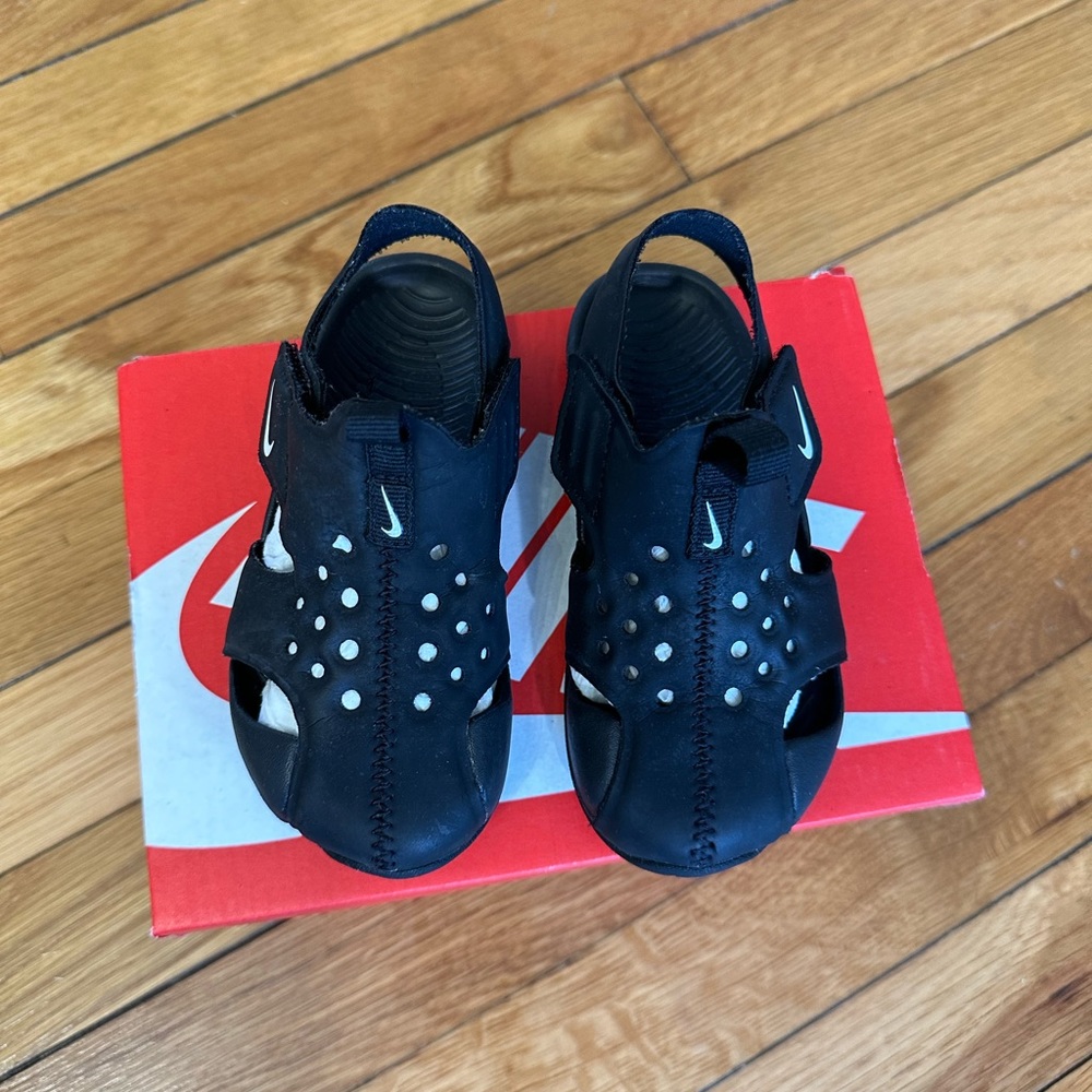 Nike Toddler Water Shoe. Size 8